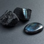 Чёрный лабрадор с радужной иризацией — магический кристалл на тёмном фоне со свечой и травами