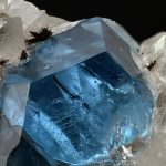 Природный кристалл гаюина насыщенного синего цвета на вулканической породе — магические и лечебные свойства редкого минерала