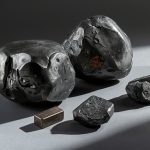 Гематит магнитный — полированные камни с металлическим блеском и магнитными свойствами