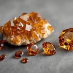 Гессонит натуральный камень медово-янтарный гранат магические свойства кристаллотерапия