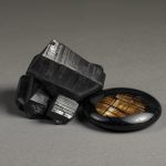 Гиперстен — тёмный минерал с бронзовым металлическим переливом, защитный камень с магическими свойствами