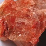 Корналит — изумрудно-зелёный кристалл с магическими свойствами для медитации и защиты