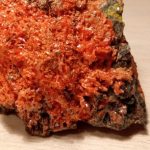 Крупные кристаллы крокоита огненно-оранжевого цвета с алмазным блеском на породе