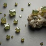 Миларит — прозрачный зелёный кристалл с гексагональными гранями, магические и лечебные свойства