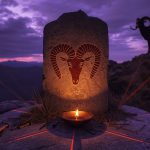 Овен знак зодиака — баран на горной вершине на рассвете, символ первого знака зодиака