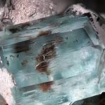 Виллемит — флуоресцентный кристалл, светящийся ярко-зелёным светом в ультрафиолете