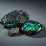 Зелёный лабрадор с переливающейся иризацией — магический камень защиты и интуиции