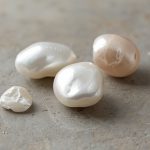 Женщина в жемчужном ожерелье в лунном свете — магические свойства жемчуга