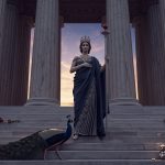 Гера — царица Олимпа, греческая богиня брака в золотой короне с павлином и гранатом