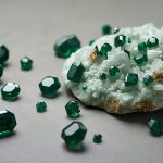 Натуральный гранат демантоид — редкий зелёный самоцвет с огненным блеском