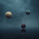 Напряжённые аспекты в синастрии — два гороскопа, наложенные друг на друга на фоне звёздного неба