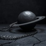 Сатурн в астрологии — планета кармы, ограничений и уроков судьбы, человек изучает астрологию под кольцами Сатурна