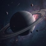 Шани доша — мужчина у храма под планетой Сатурн в звёздном небе, ведическая астрология и карма